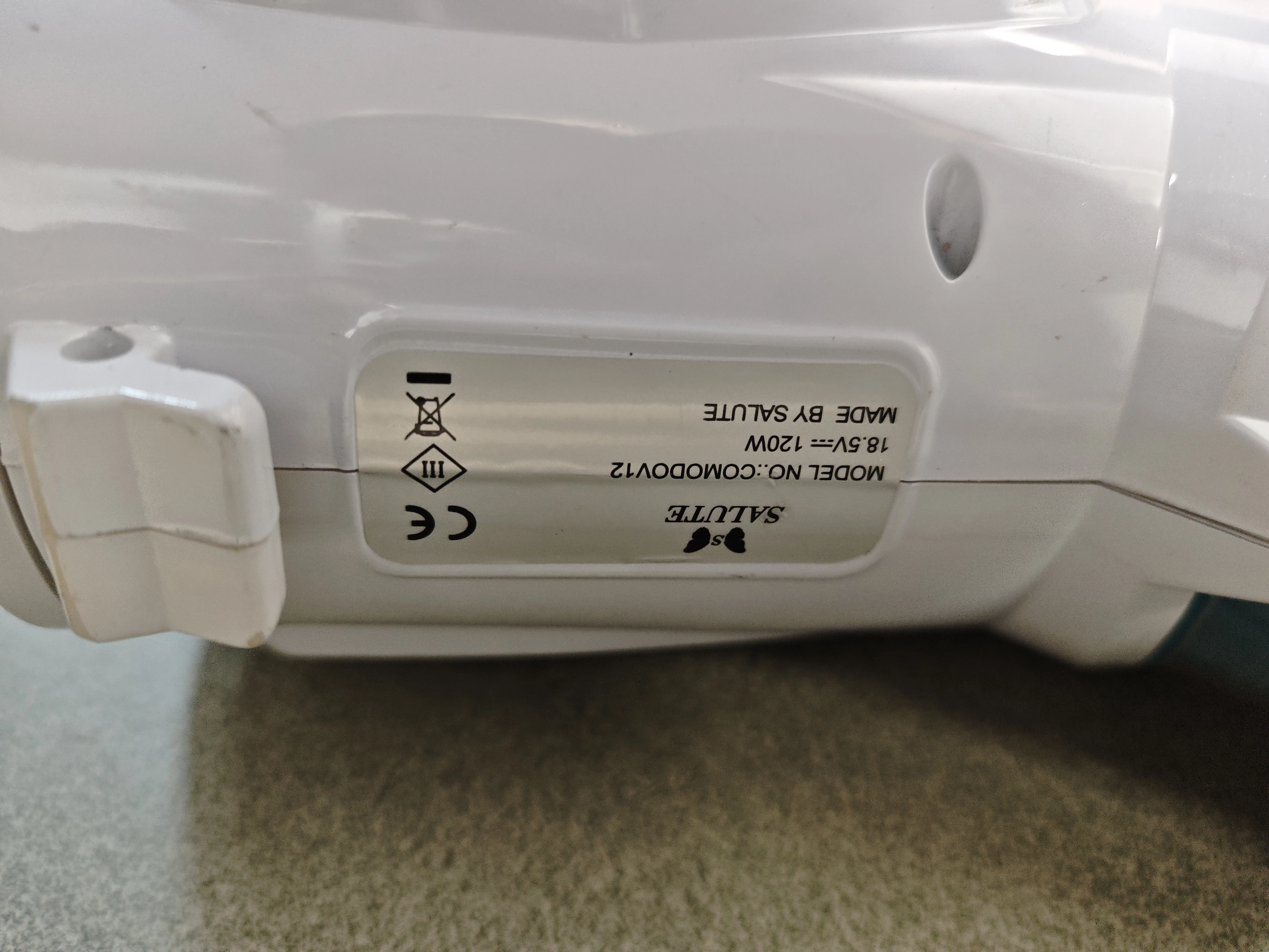 odkurzacz-pionowy-salute-comodo-v12-komplet-czas-ladowania-1