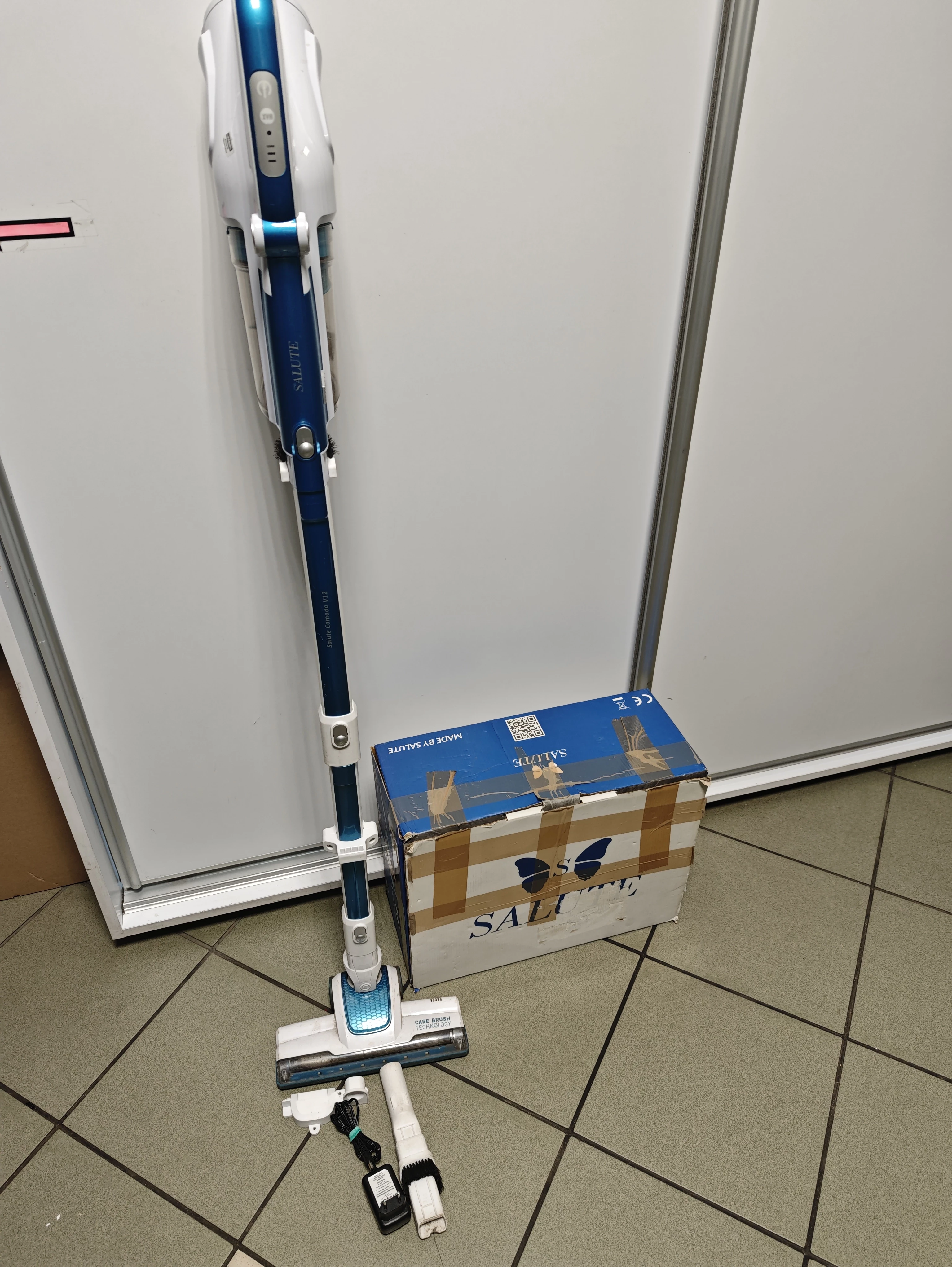 odkurzacz-pionowy-salute-comodo-v12-komplet-dabrowskiego-30-naklo