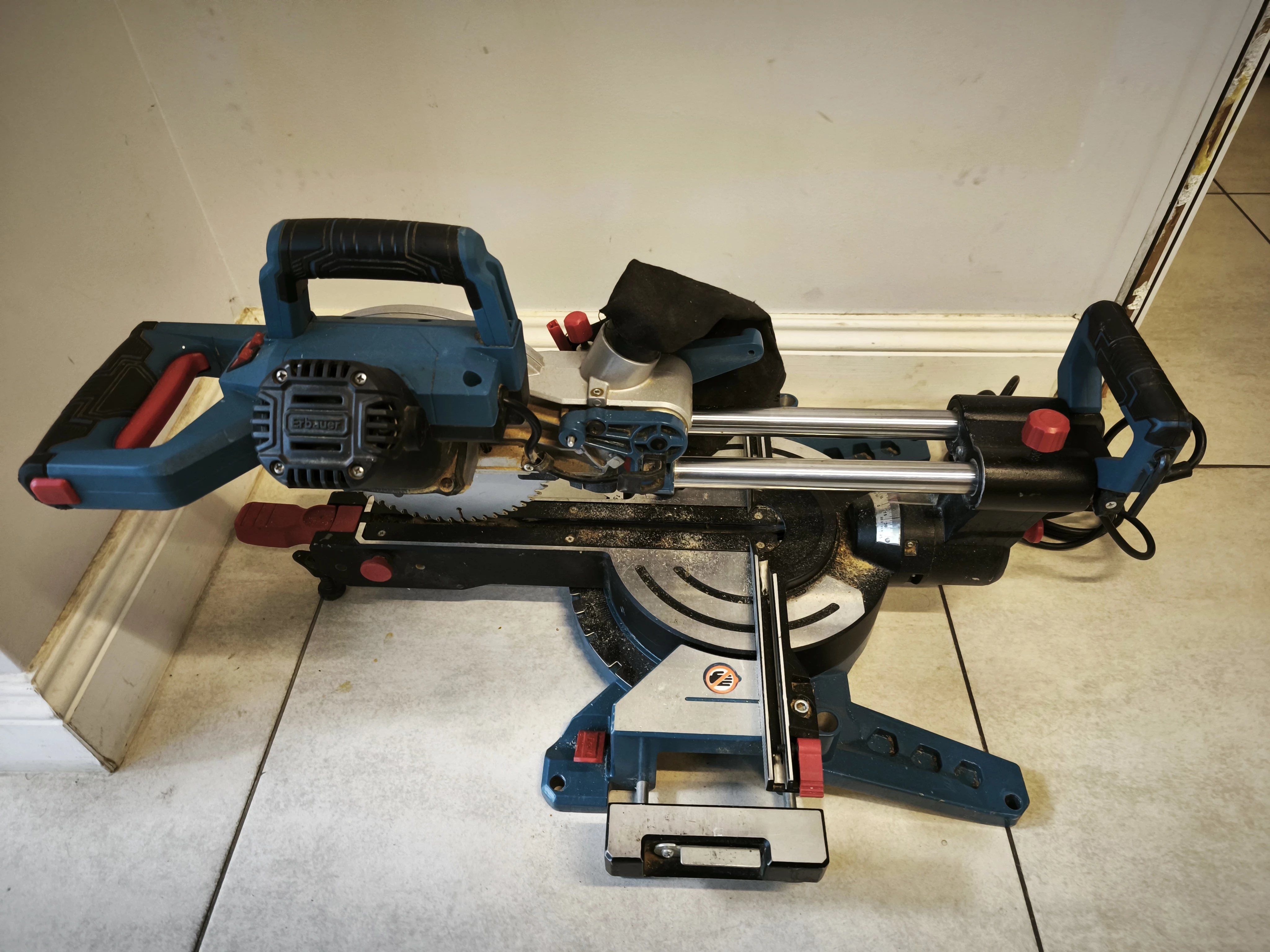 ukosnica-z-posuwem-erbauer-1800-w-254-mm-pila-ukosowa-srednica-tarczy-25400