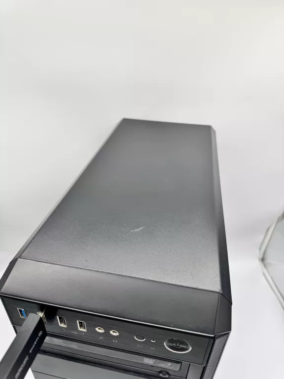 KOMPUTER INTEL XEON E5-2630 V3 16GB RAM 256 GB SSD 500 GB HDD XFX RX580