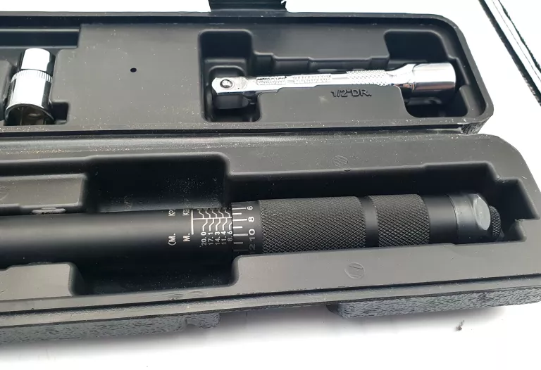 KLUCZ DYNAMOMETRYCZNY WUBER 28-210NM+ 4 NASADKI WALIZKA