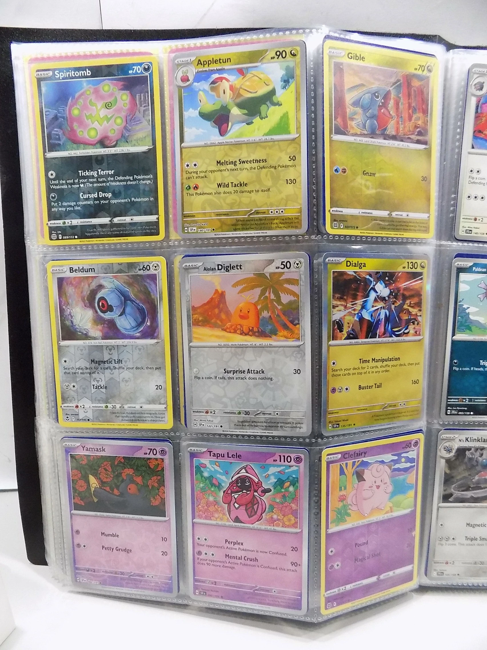 klaser-pokemonow-okolo-250-kart-pokemon-stan-11323-2