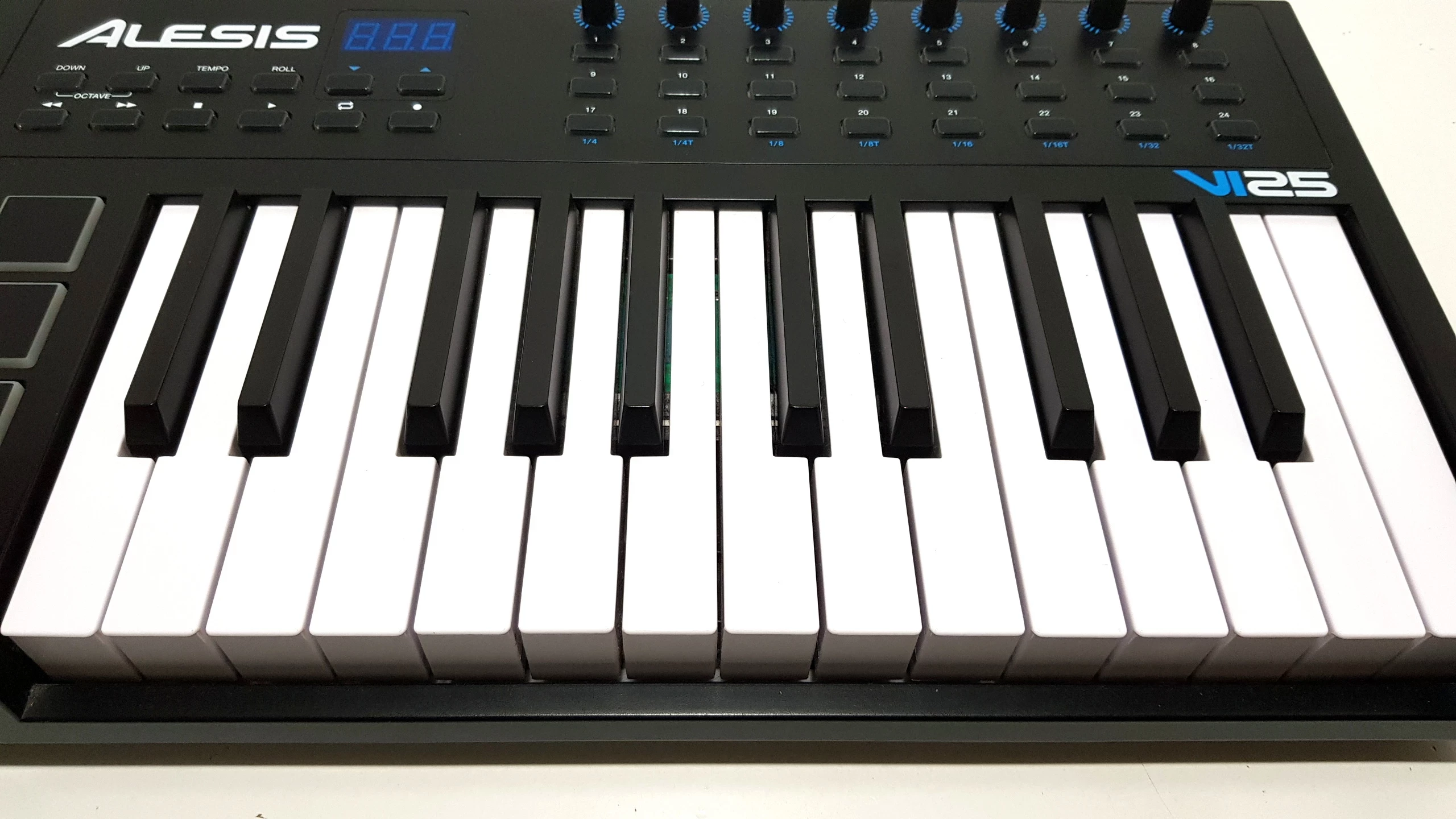 alesis-vi25-kontroler-midi-kod-producenta-alesis