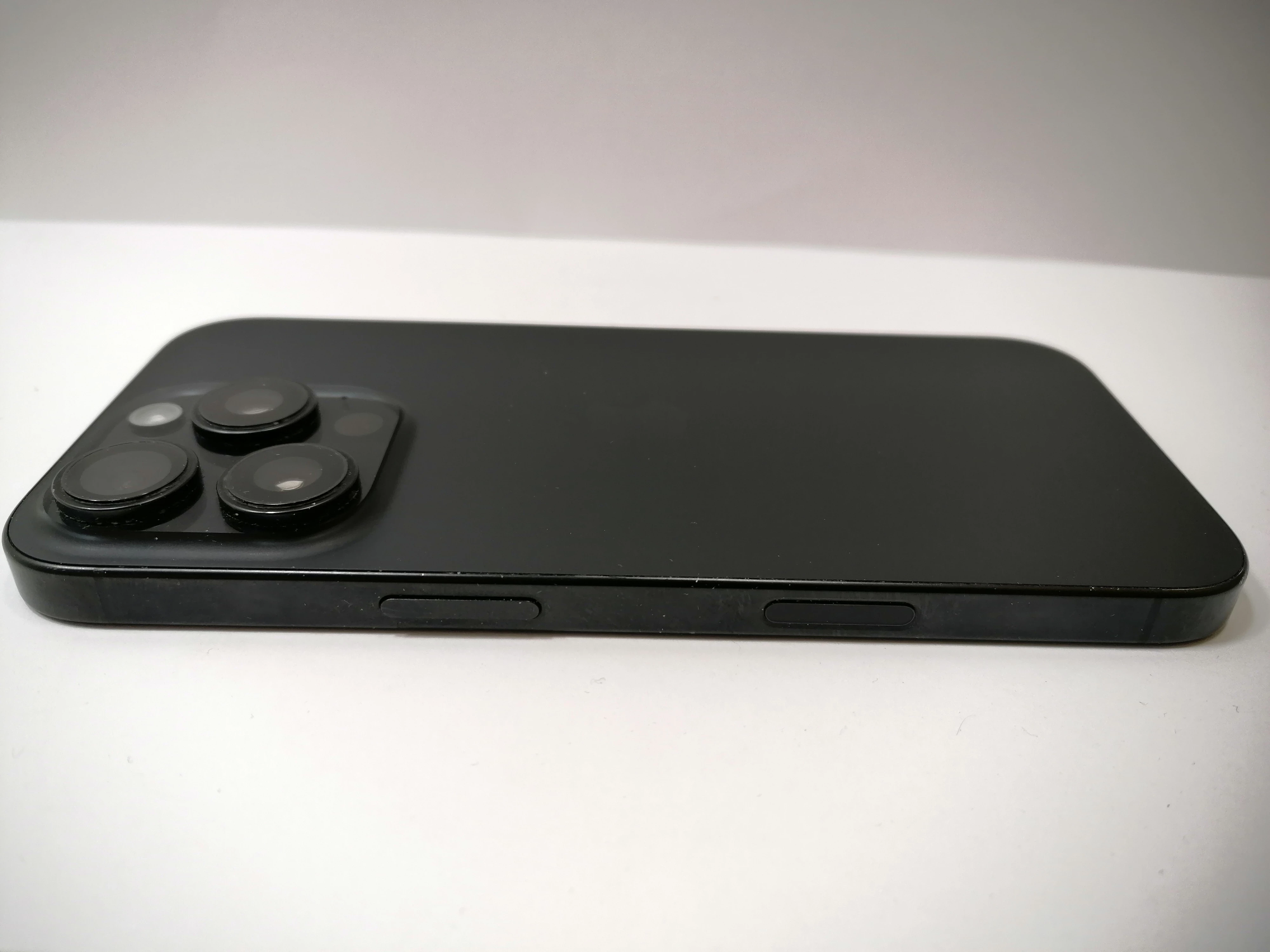 telefon-iphone-16-pro-128gb-100-przekatna-ekranu-630