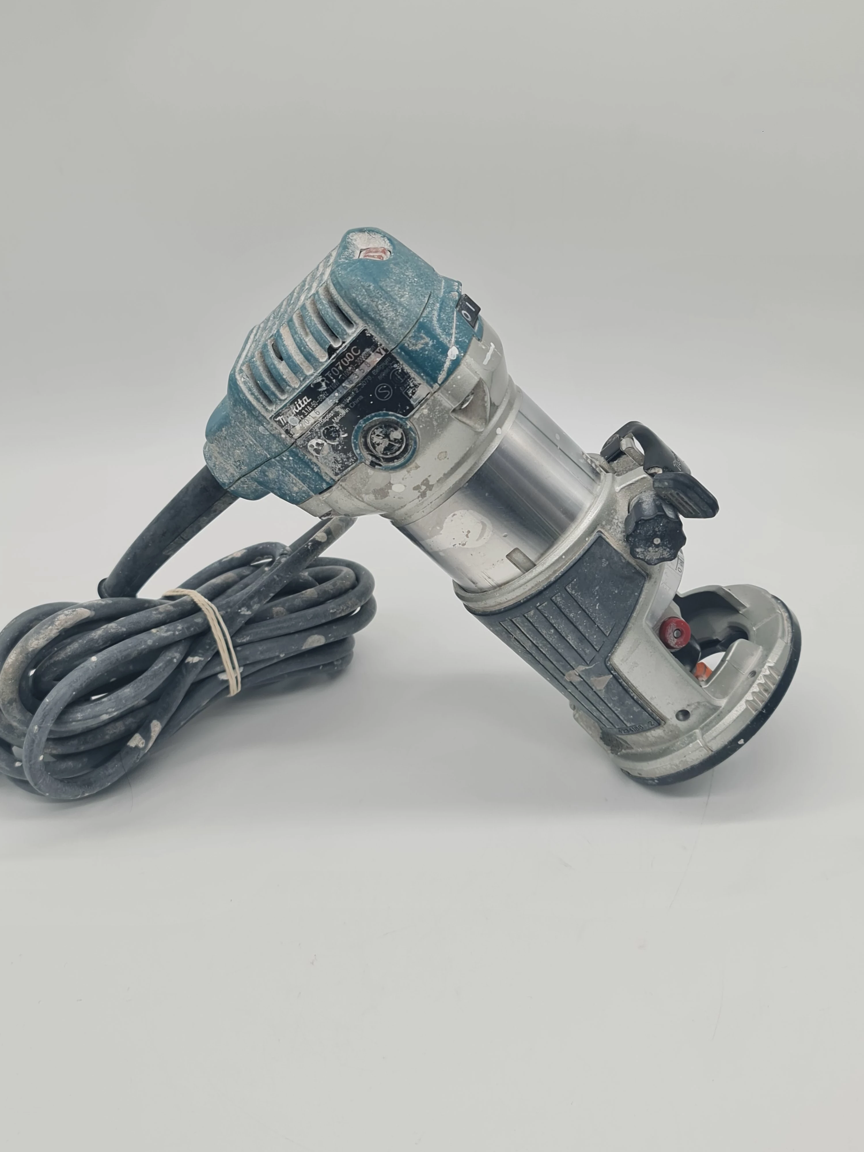 frezarka-gornowrzecionowa-makita-710w-rt0700c-stan-11323-2