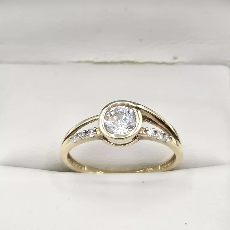 ZŁOTY PIERŚCIONEK Z CYRKONIAMI 333 1,59G R17