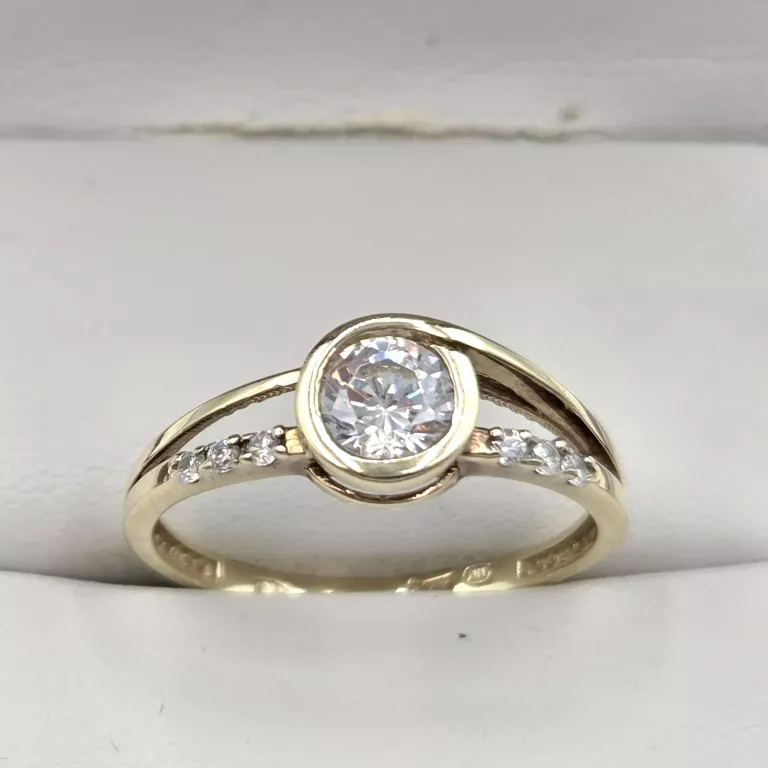 ZŁOTY PIERŚCIONEK Z CYRKONIAMI 333 1,59G R17