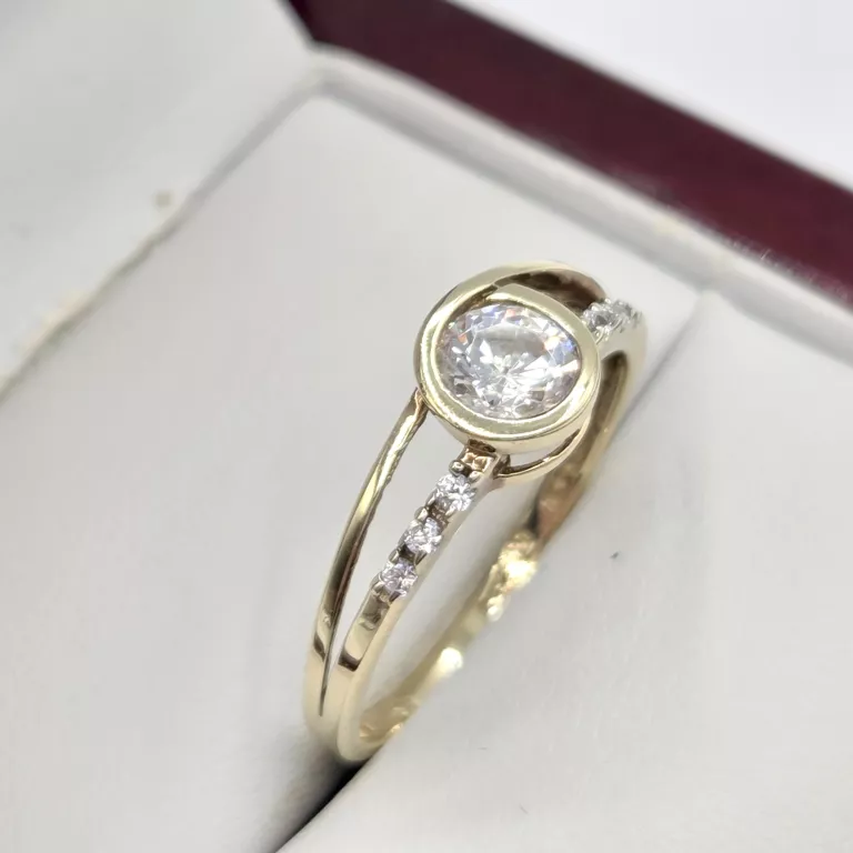 ZŁOTY PIERŚCIONEK Z CYRKONIAMI 333 1,59G R17