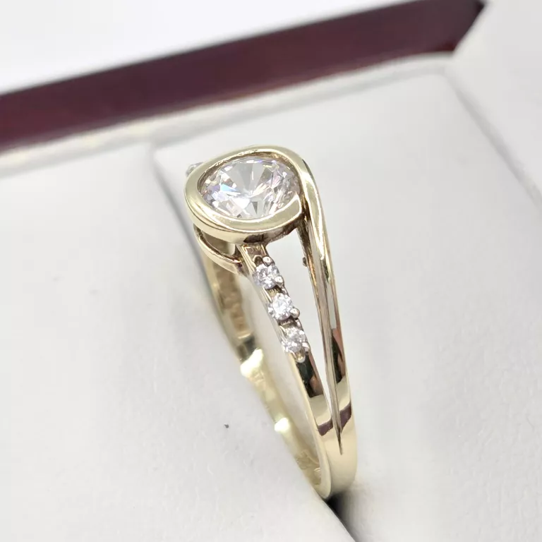 ZŁOTY PIERŚCIONEK Z CYRKONIAMI 333 1,59G R17