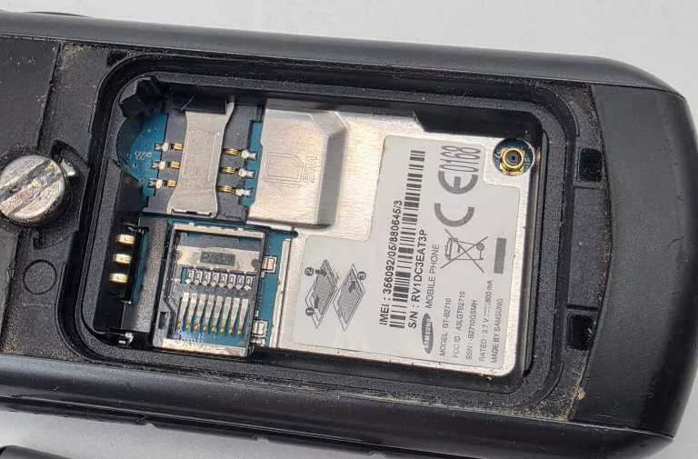 telefon-komorkowy-samsung-gt-b2710-solid-opis-wbudowana-pamiec-202869-2053318