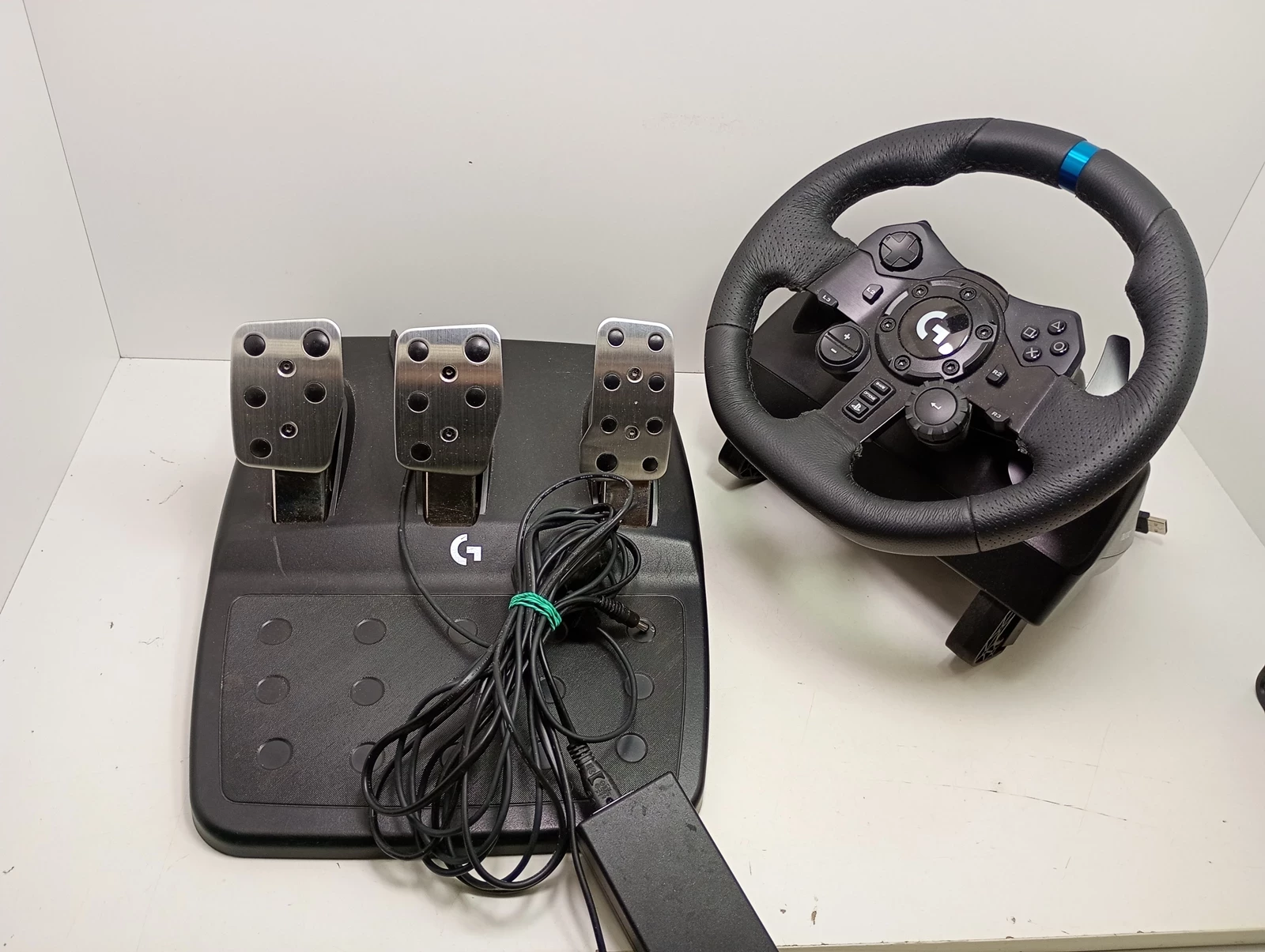 logitech-kierownica-z-pedalami-g923-ps4pc-941-000149-hubska-82-wroclaw