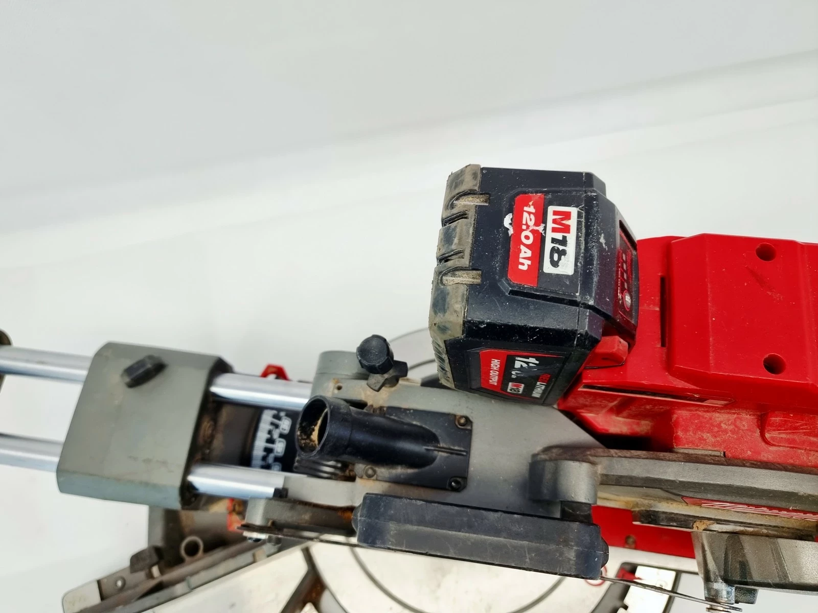 pilarka-ukosowa-m18-fms305-0-z-posuwem-milwaukee-predkosc-obrotowa-360000