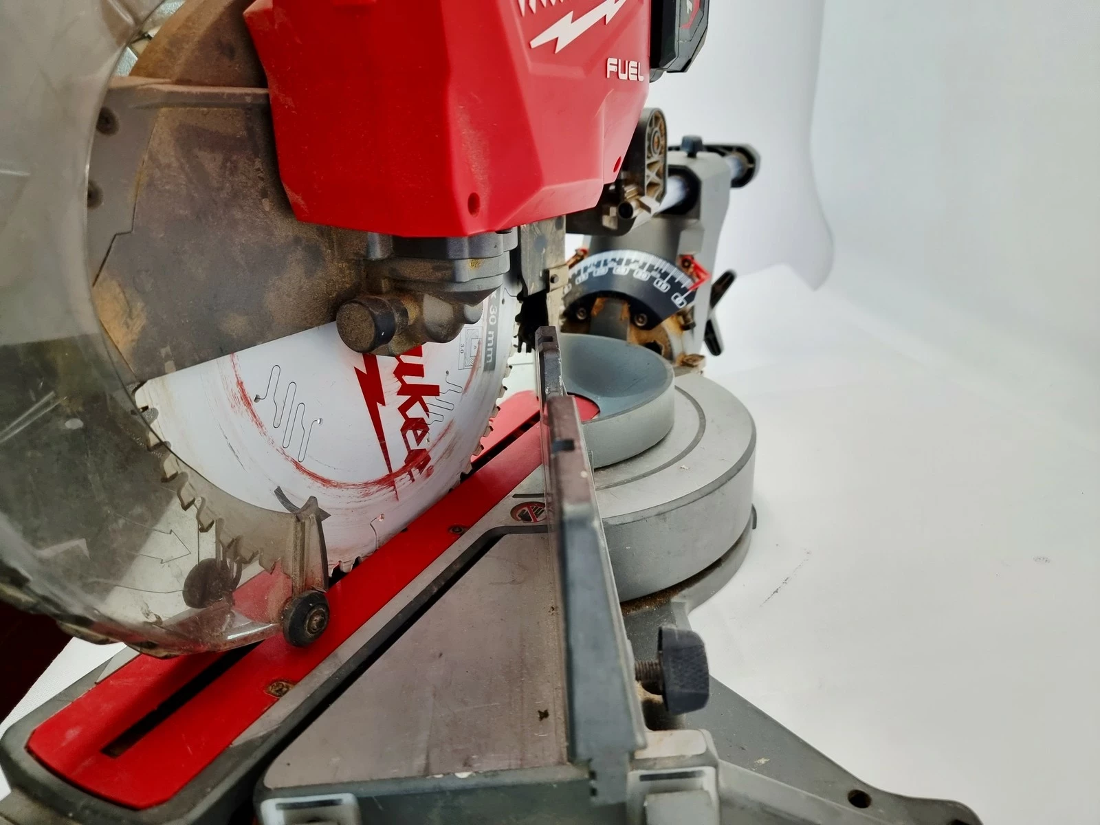 pilarka-ukosowa-m18-fms305-0-z-posuwem-milwaukee-glebokosc-ciecia-pod-katem-90-stopni-343