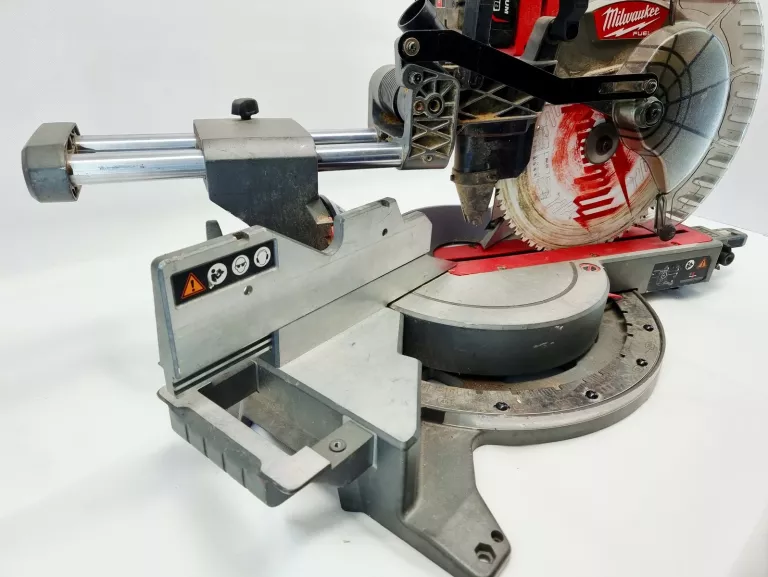 pilarka-ukosowa-m18-fms305-0-z-posuwem-milwaukee-srednica-otworu-pily-3000