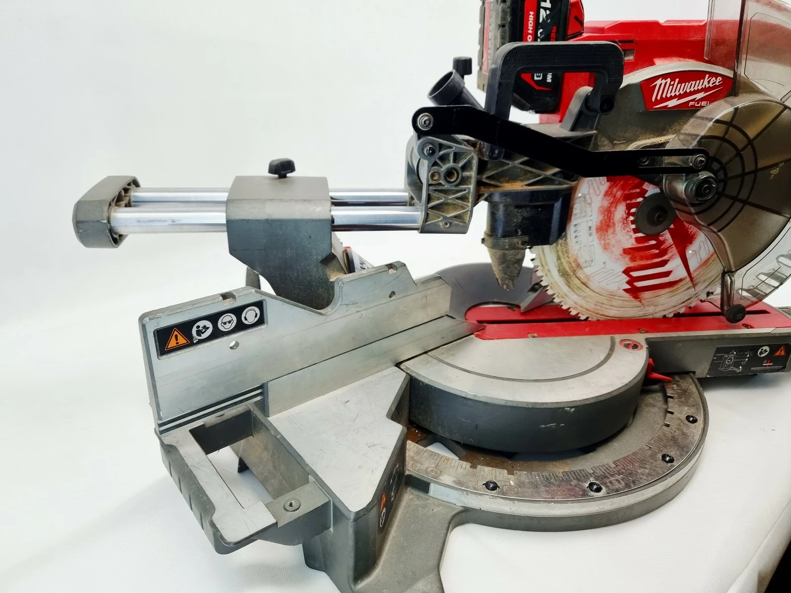 pilarka-ukosowa-m18-fms305-0-z-posuwem-milwaukee-szerokosc-ciecia-przy-45-stopniach-23500