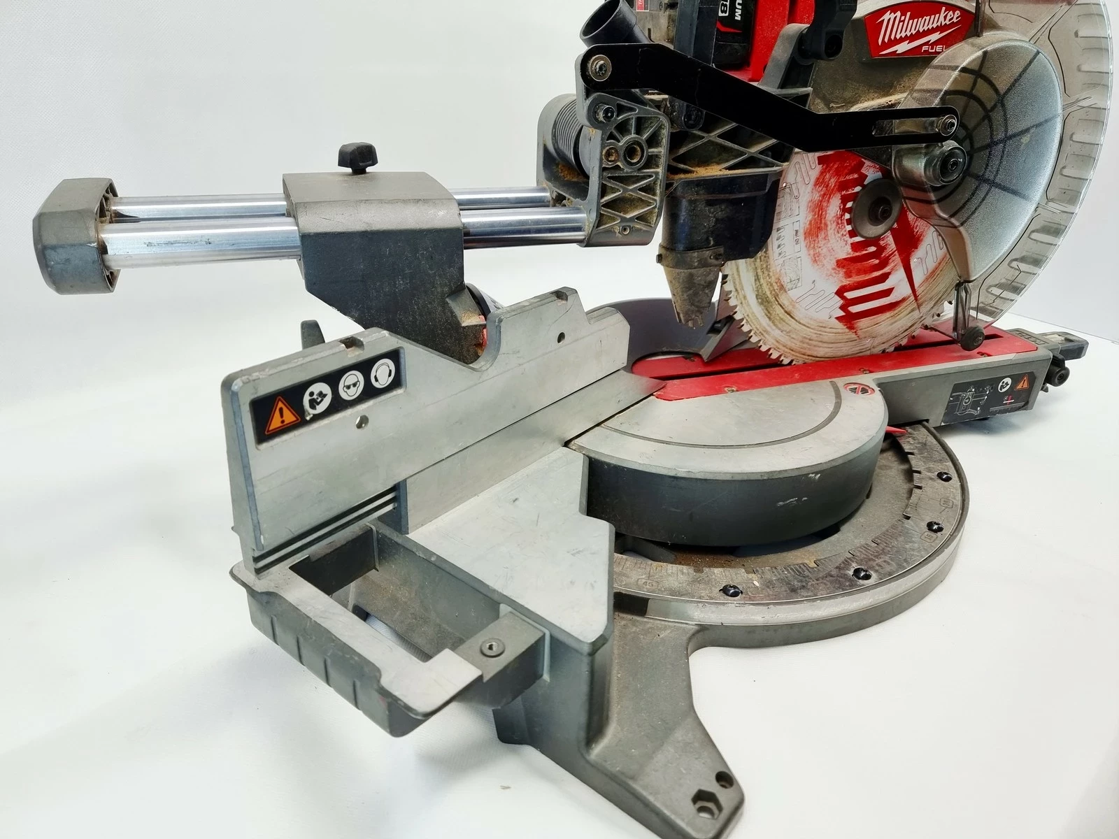 pilarka-ukosowa-m18-fms305-0-z-posuwem-milwaukee-srednica-otworu-pily-3000