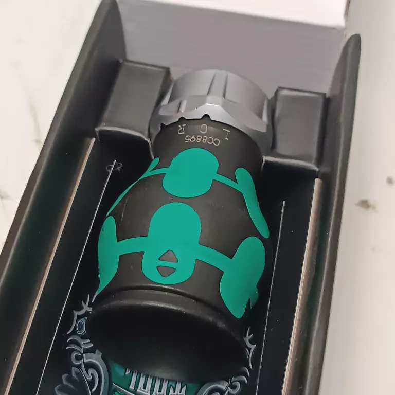 RĘKOJEŚĆ Z WBUDOWANYM MAGAZYNKIEM I ZESTAWEM BITÓW 1/4" STUBBY WERA