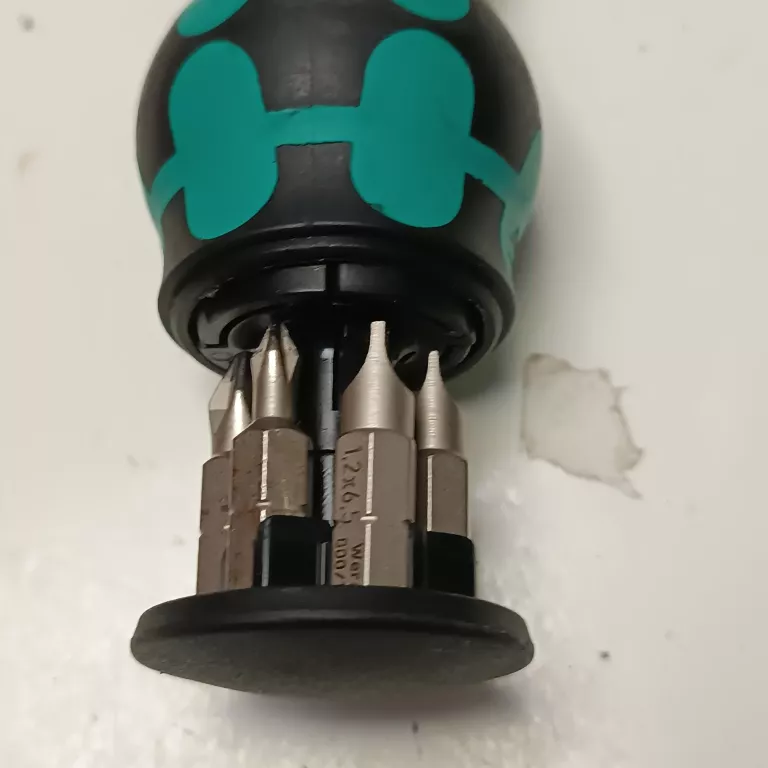 RĘKOJEŚĆ Z WBUDOWANYM MAGAZYNKIEM I ZESTAWEM BITÓW 1/4" STUBBY WERA