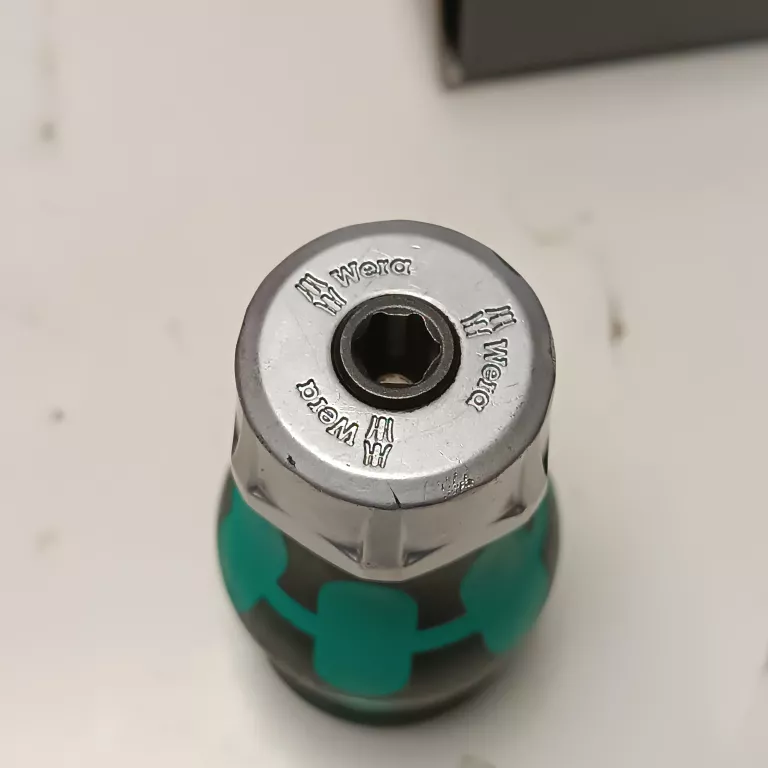 RĘKOJEŚĆ Z WBUDOWANYM MAGAZYNKIEM I ZESTAWEM BITÓW 1/4" STUBBY WERA