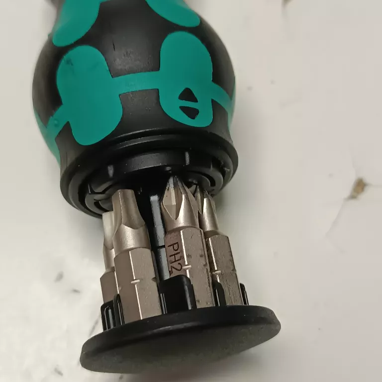 RĘKOJEŚĆ Z WBUDOWANYM MAGAZYNKIEM I ZESTAWEM BITÓW 1/4" STUBBY WERA