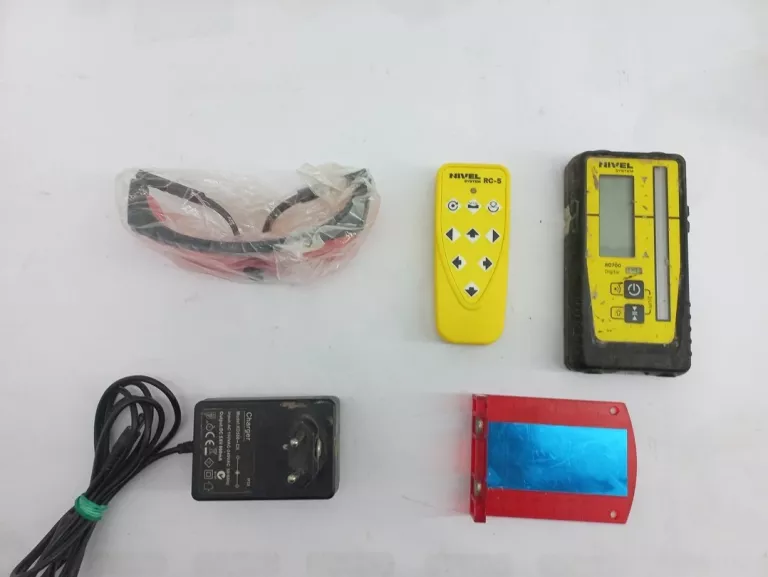 NIWELATOR LASEROWY NIVEL NL520 WALIZKA + STOJAK + ŁATA