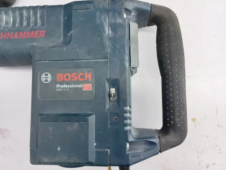 MŁOT UDAROWY BOSCH GSH 11 E DŁUTO WALIZKA