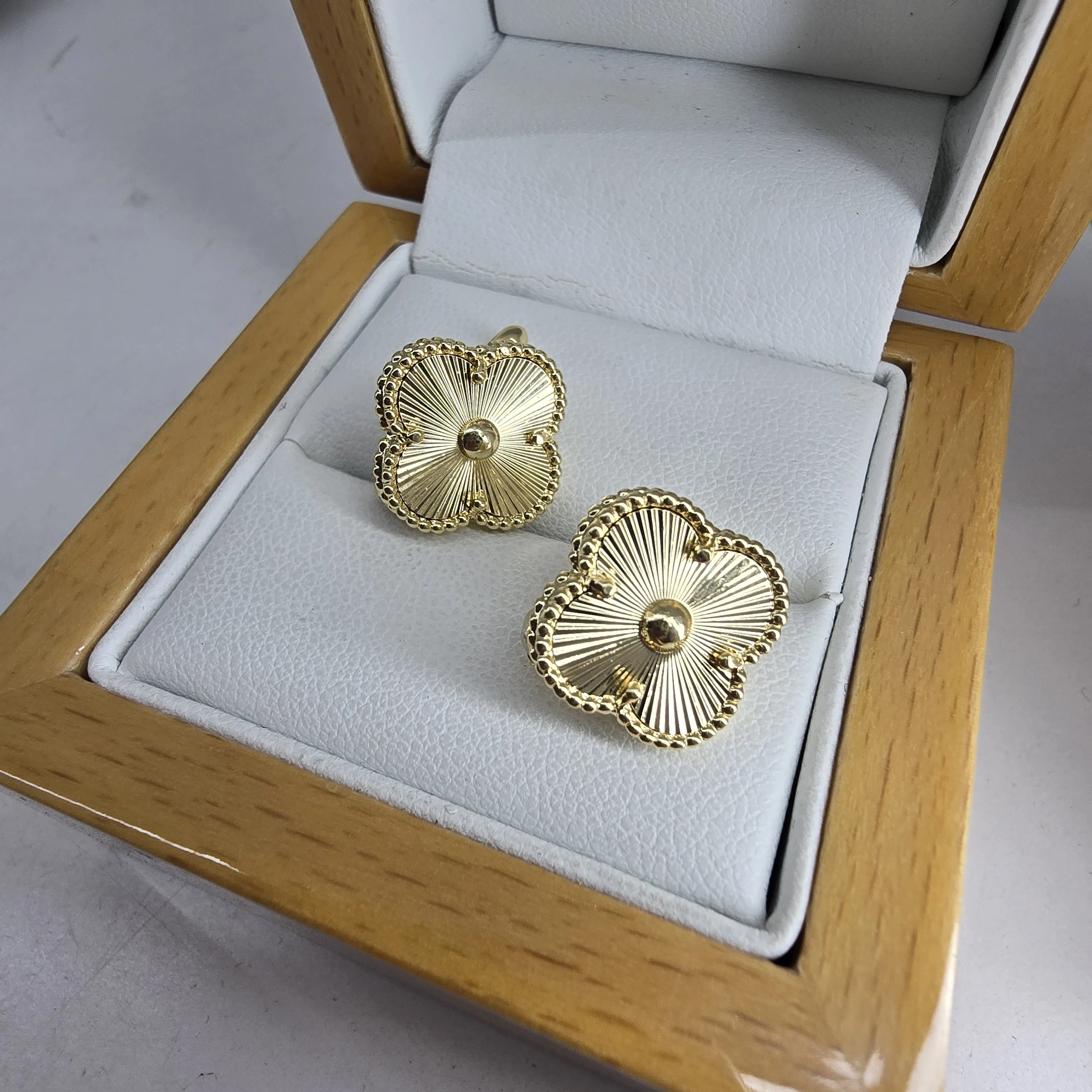 kolczyki-ze-stali-zlote-kwiatki-mickiewicza-2a13-jaworzyna-slaska