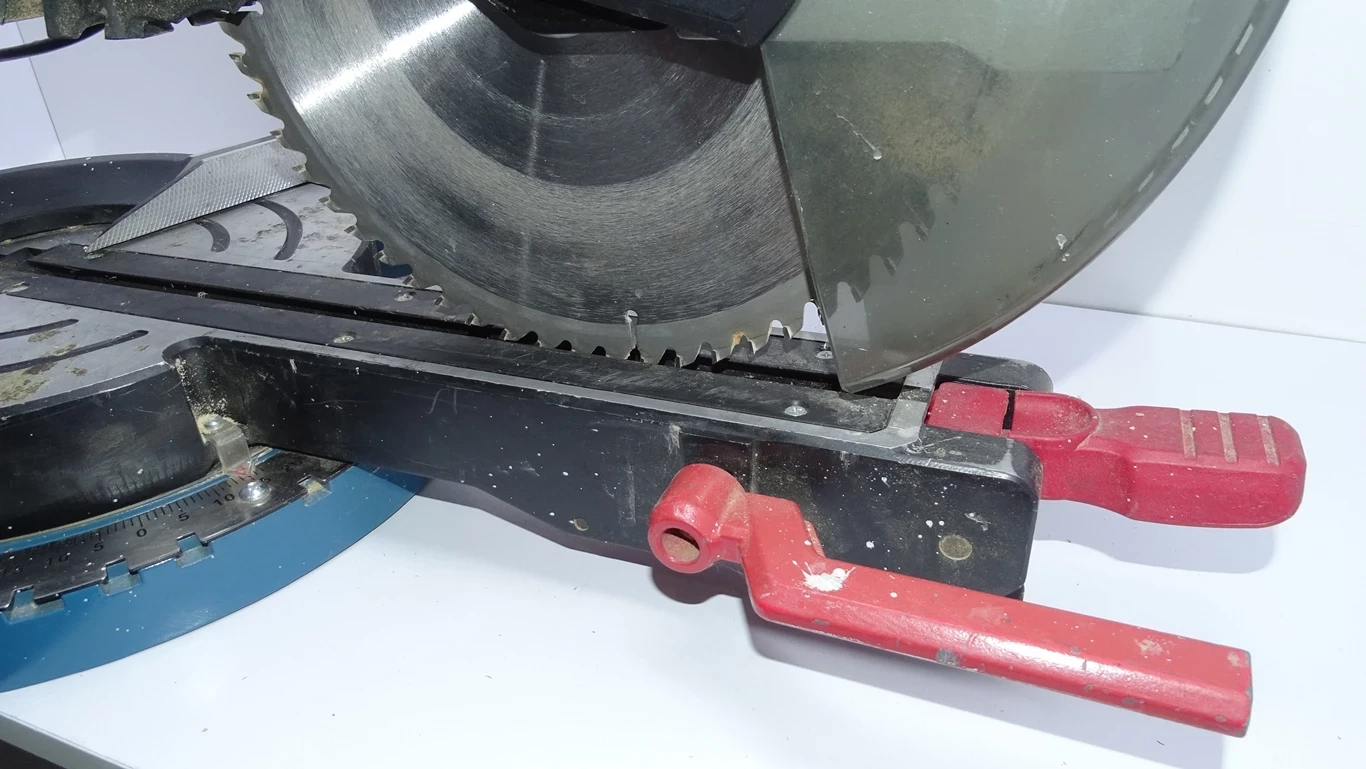 pila-ukosnica-erbauer-emis305s-1800w-305mm-stan-11323-2