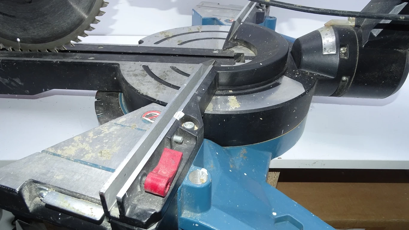 pila-ukosnica-erbauer-emis305s-1800w-305mm-maksymalna-moc-180000