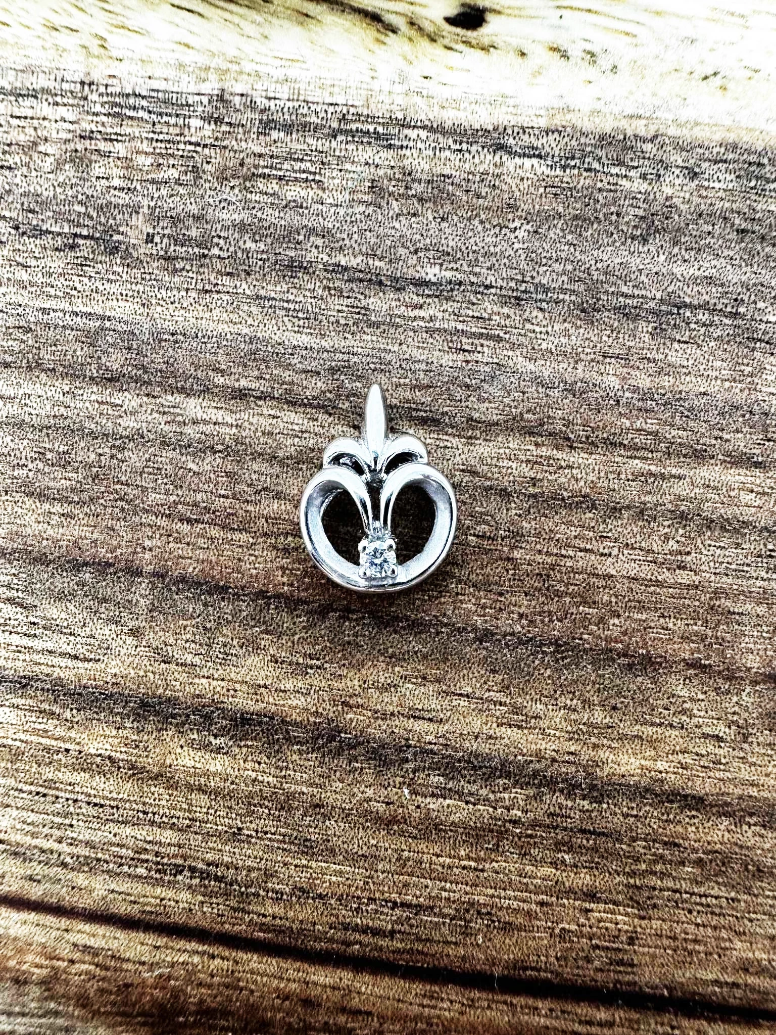 zawieszka-biale-zloto-137g585-stan-11323-2