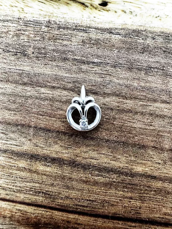 zawieszka-biale-zloto-137g585-stan-11323-2