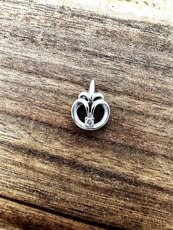 zawieszka-biale-zloto-137g585-parkowa-8d-lubin