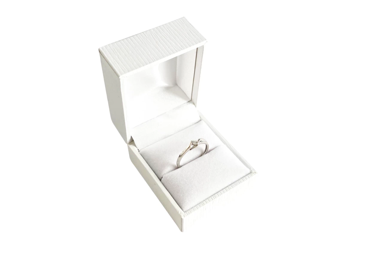 pierscionek-biale-zloto-z-brylantem-585-129g-stan-11323-238058