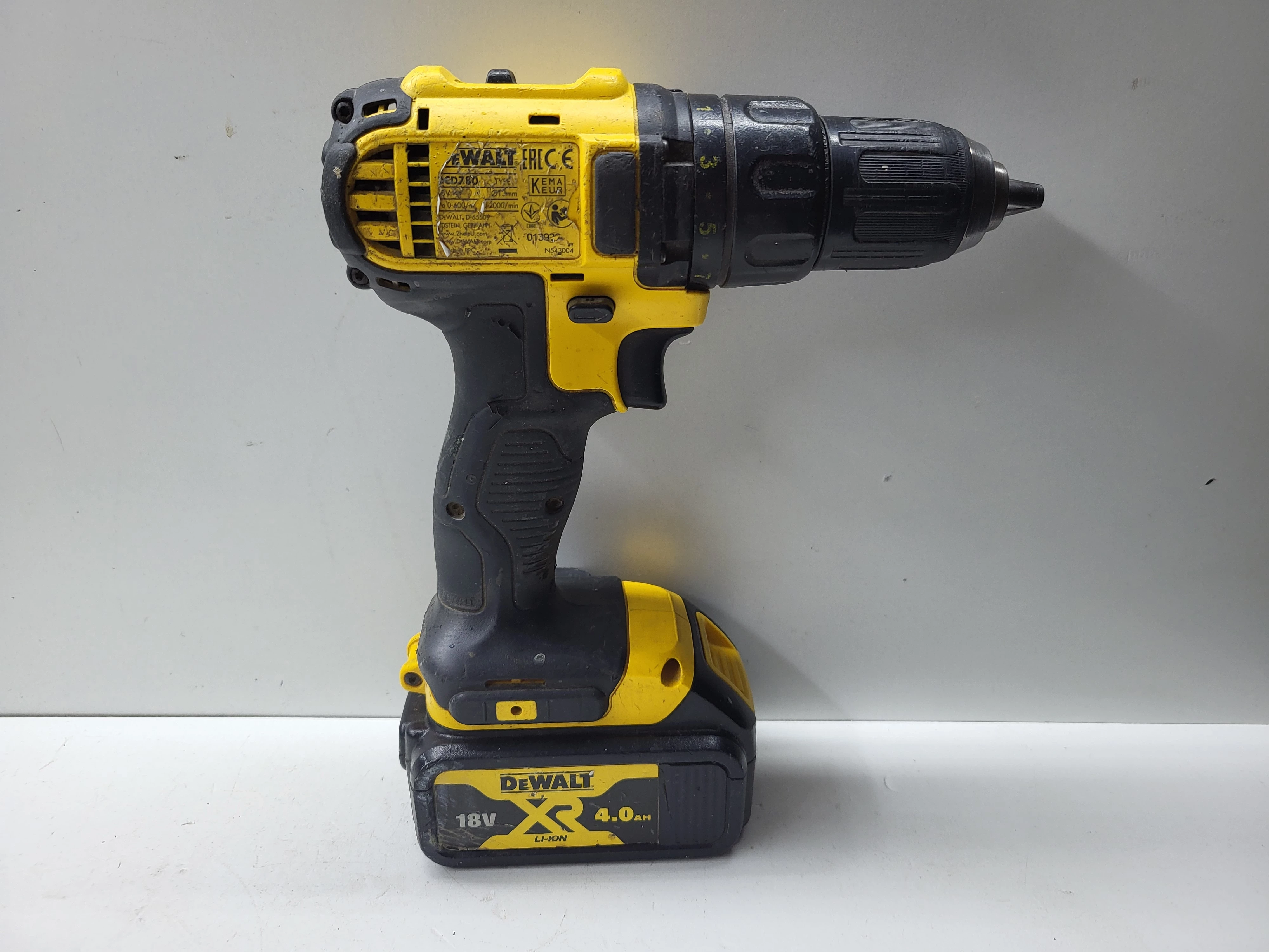 wkretarka-dewalt-dcd780-2-akumulatory-40ah-pojemnosc-akumulatora-200