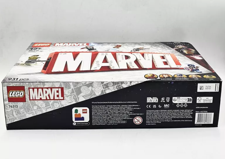 klocki-lego-marvel-the-infinity-saga-76313-logo-marvel-z-minifigurkami-nazwa-zestawu-logo-marvel-z-minifigurkami