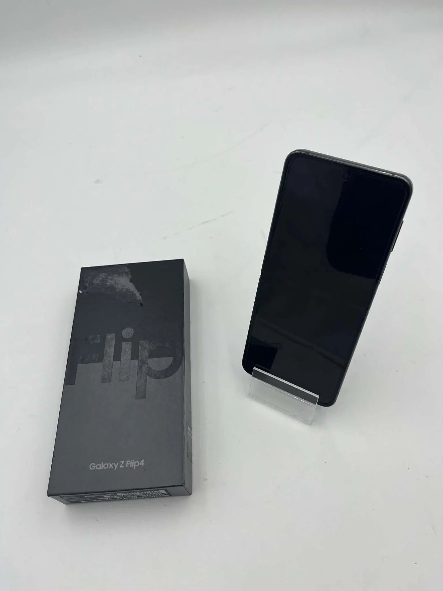 telefon-samsung-galaxy-z-flip-4-8128gb-przekatna-ekranu-670