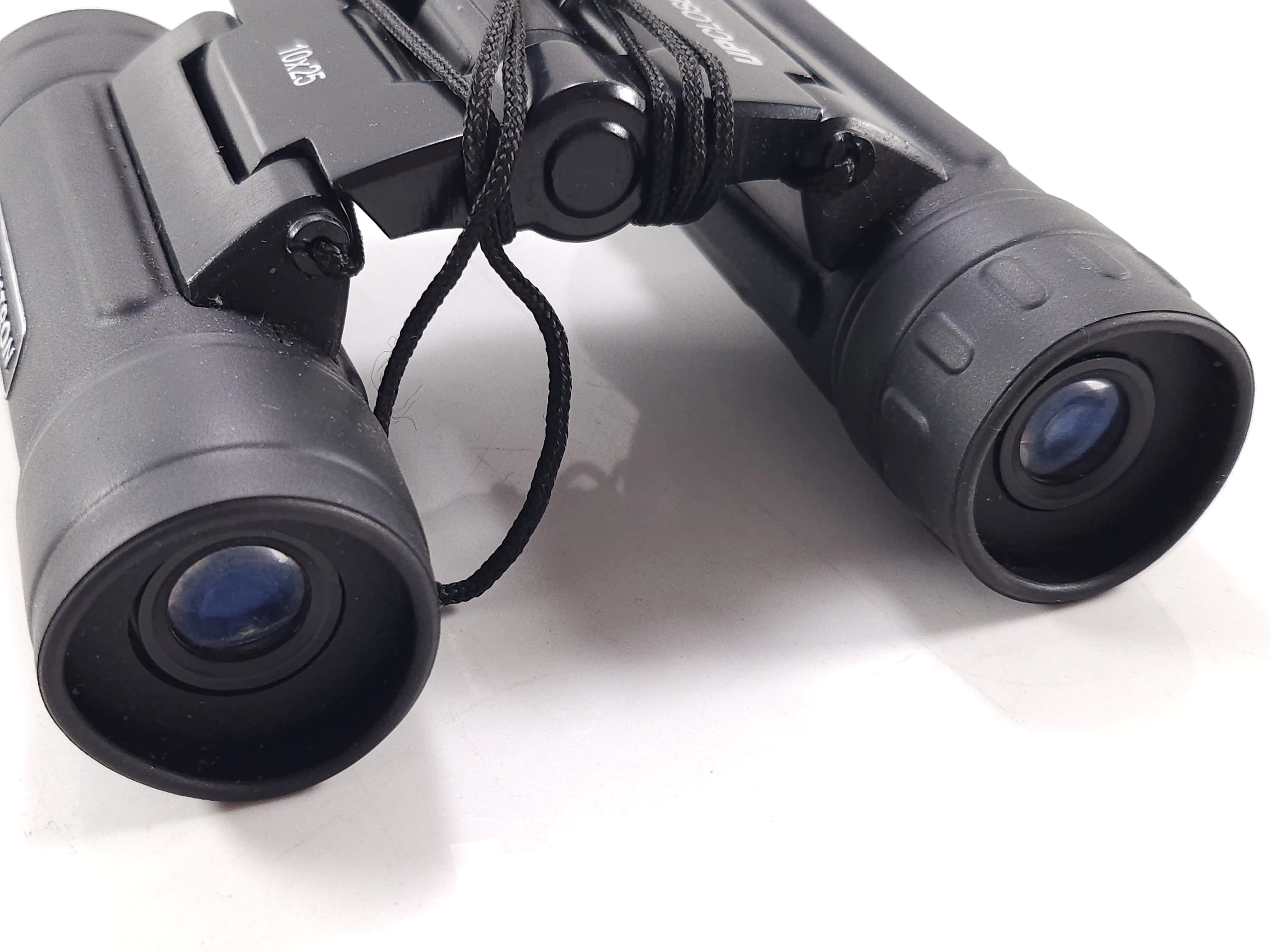 lornetka-celestron-10x25-upclose-g2-z-etui-stan-11323-2