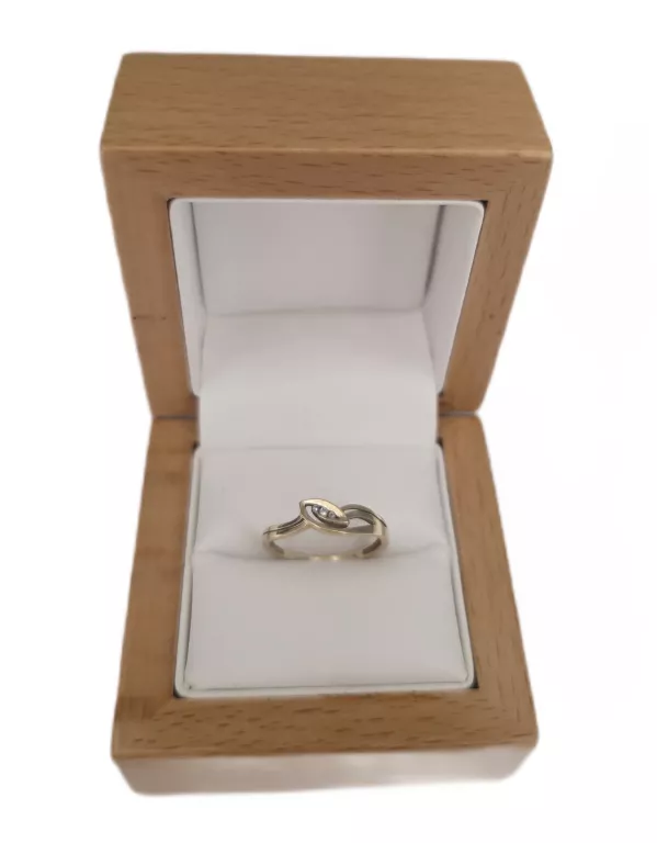 WYRÓB JUBILERSKI UŻYWANY  ZŁOTY PIERŚCIONEK 3 CYRKONIE 1,43G PR585 R 14