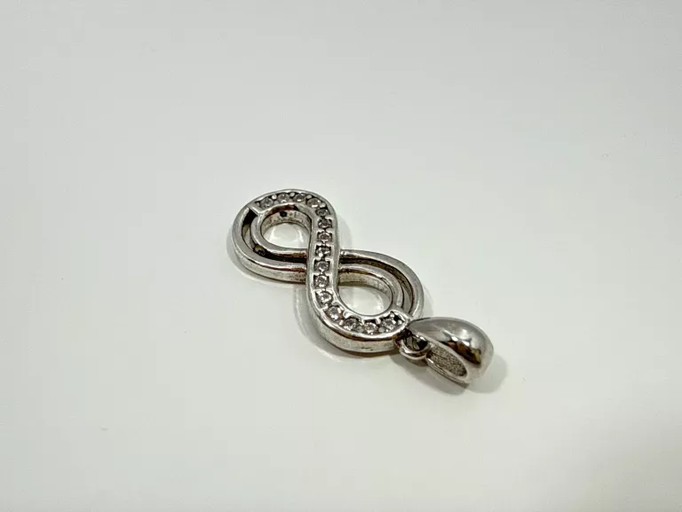 PIĘKNA SREBRNA  ZAWIESZKA 1,1 G 925