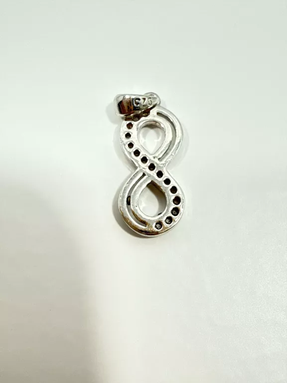 PIĘKNA SREBRNA  ZAWIESZKA 1,1 G 925