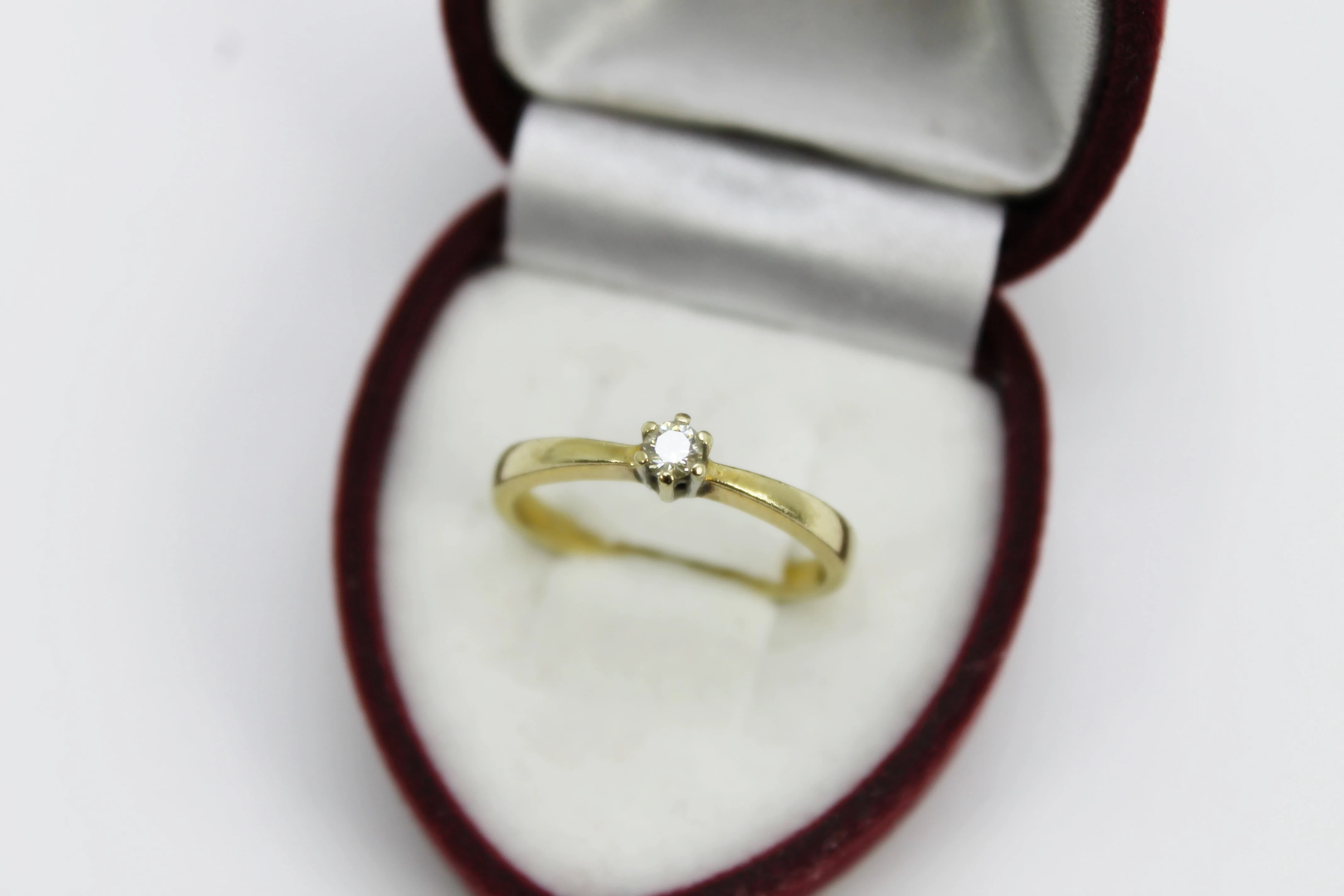 zloty-pierscionek-z-brylantem-375181grrozm12-certyfikat-plec-15851-1