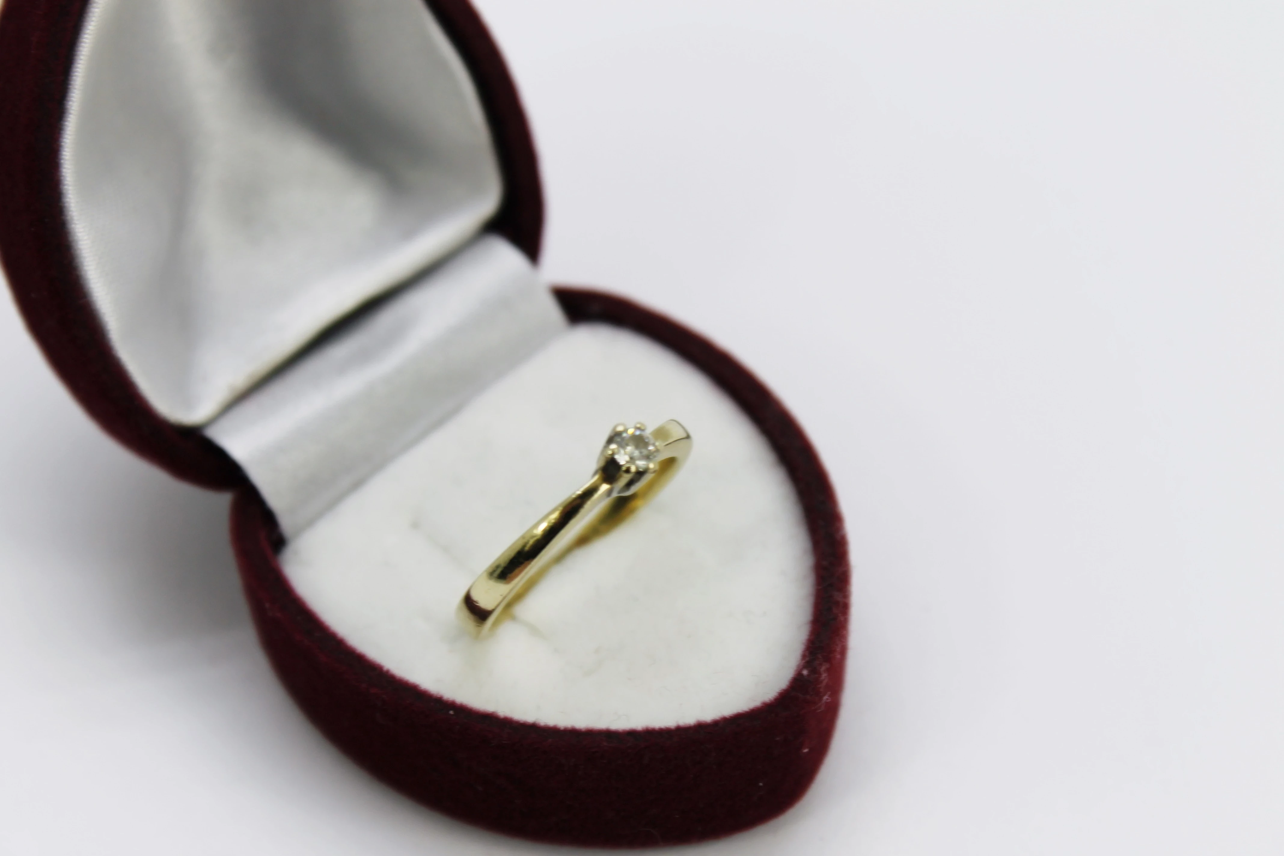 zloty-pierscionek-z-brylantem-375181grrozm12-certyfikat-rodzaj-2205-16