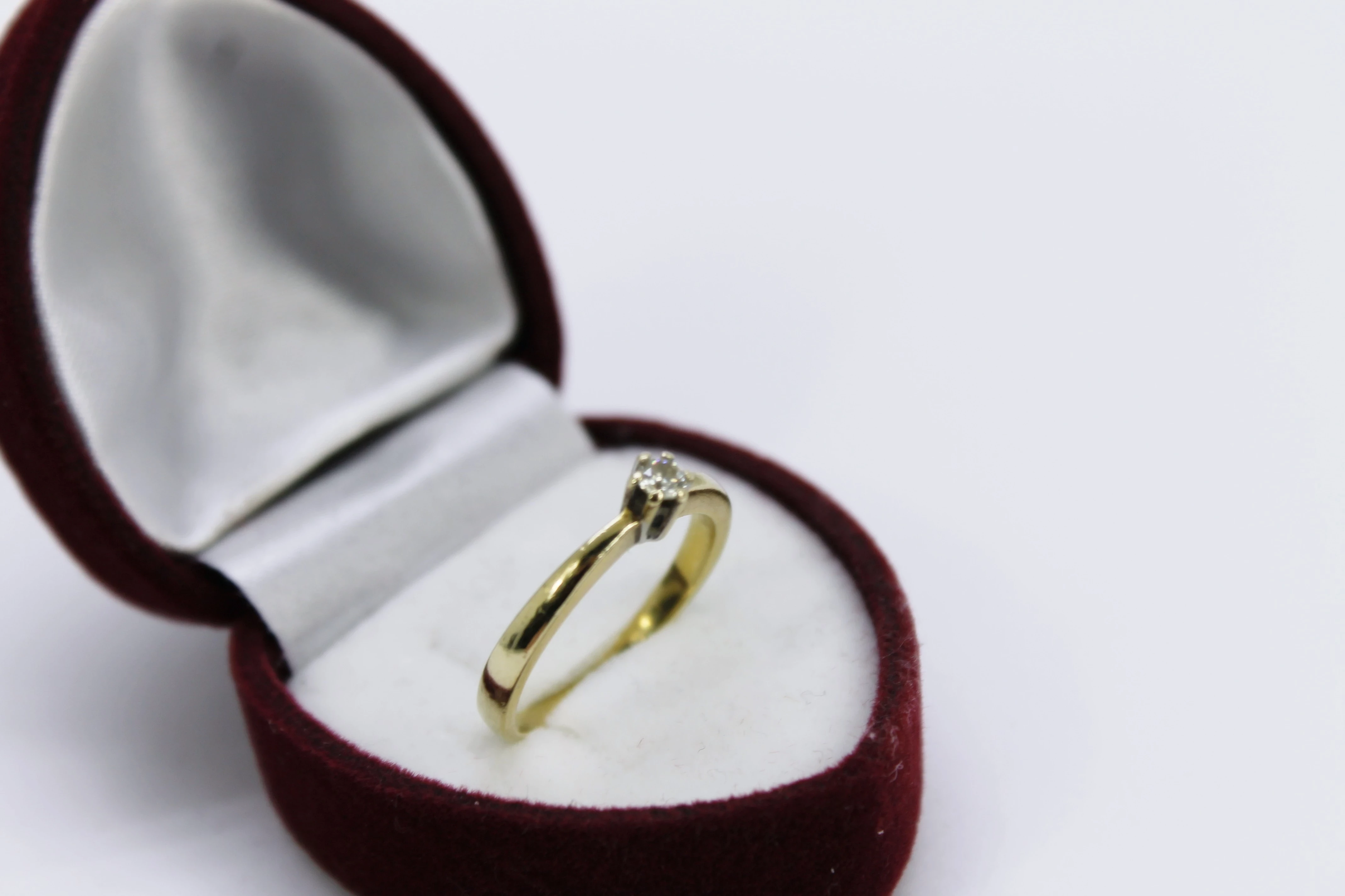 zloty-pierscionek-z-brylantem-375181grrozm12-certyfikat-material-15835-2