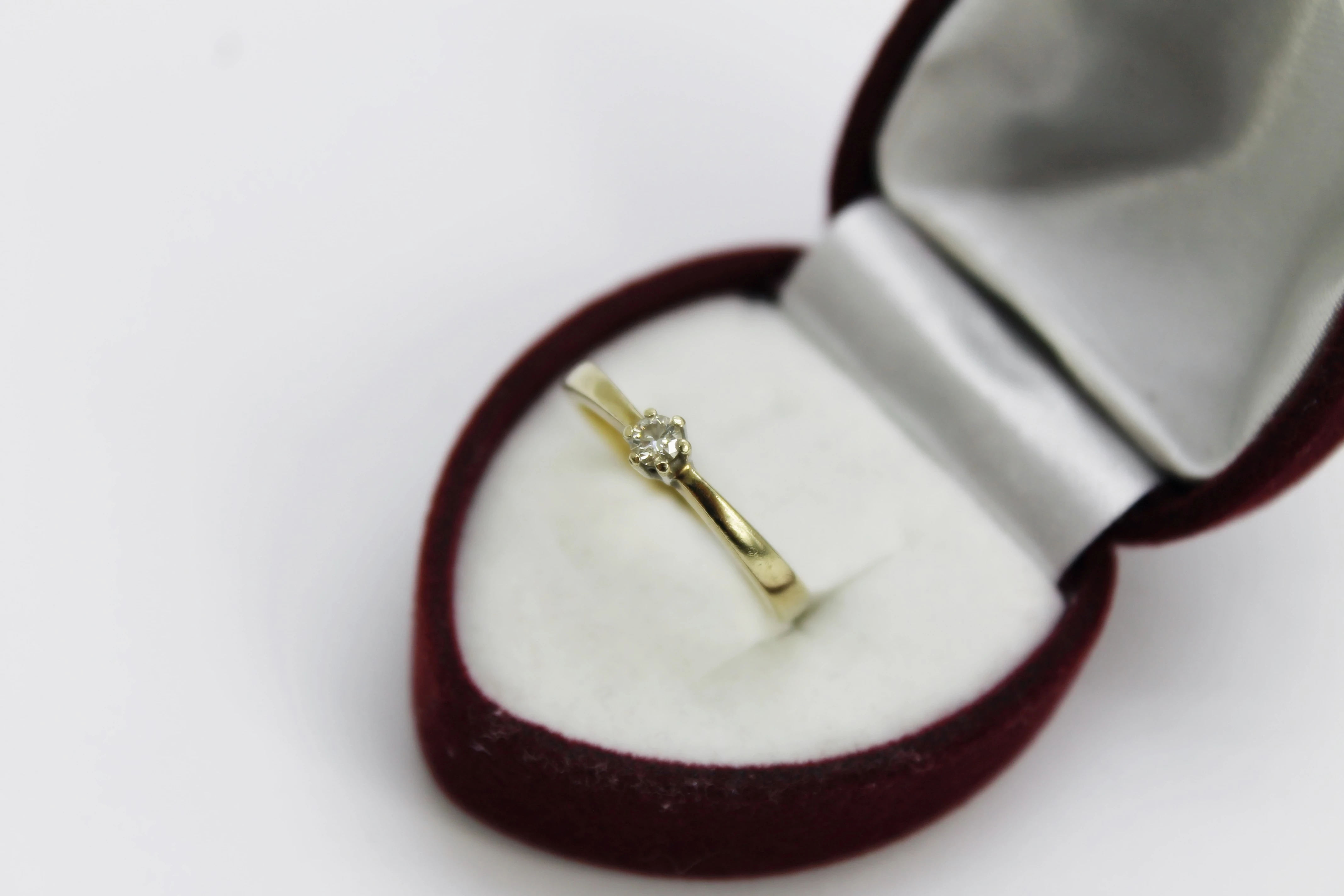 zloty-pierscionek-z-brylantem-375181grrozm12-certyfikat-rozmiarsrednica-wew-mm-372-12