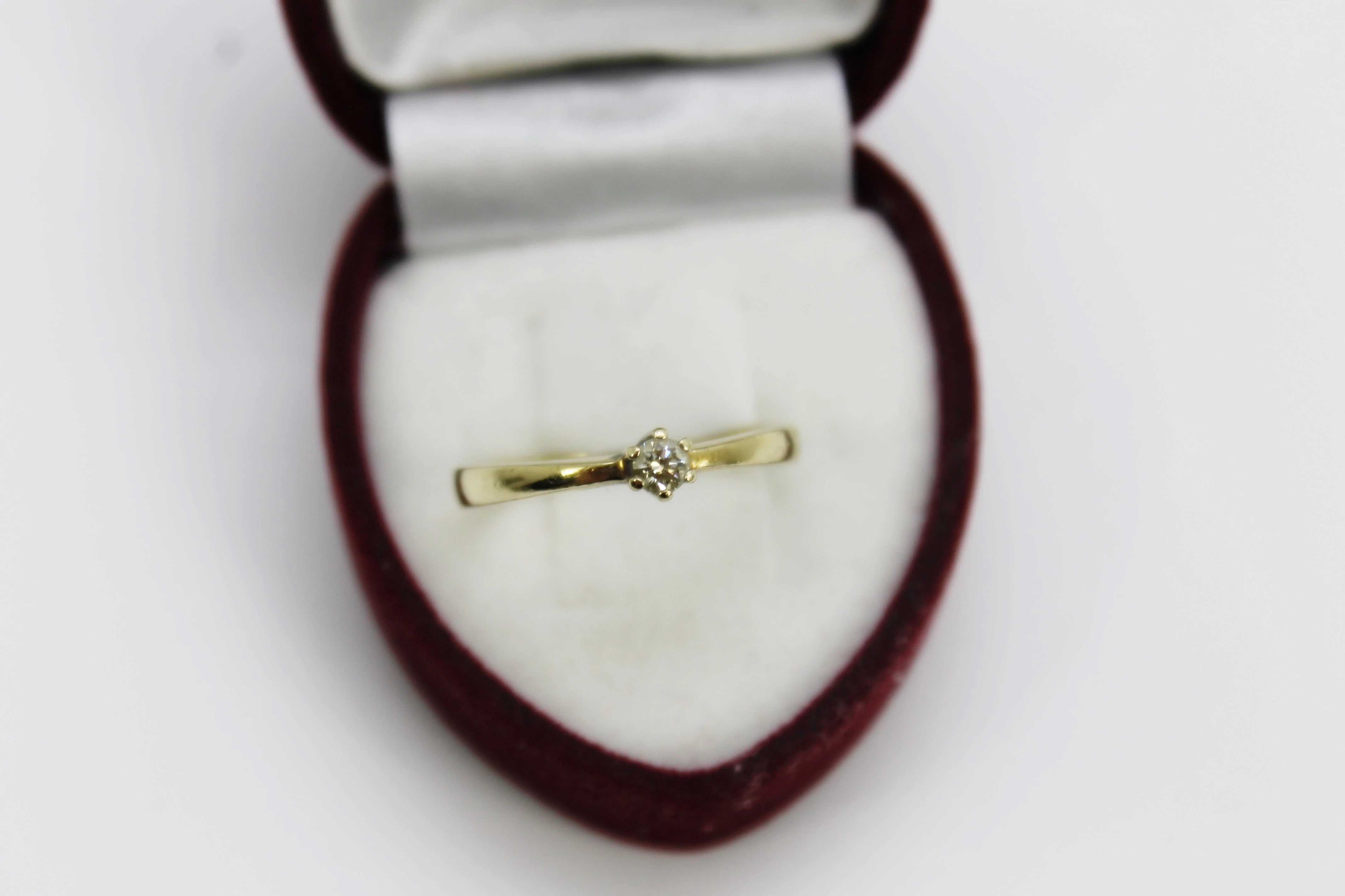 zloty-pierscionek-z-brylantem-375181grrozm12-certyfikat-ean-gtin-5904640057538