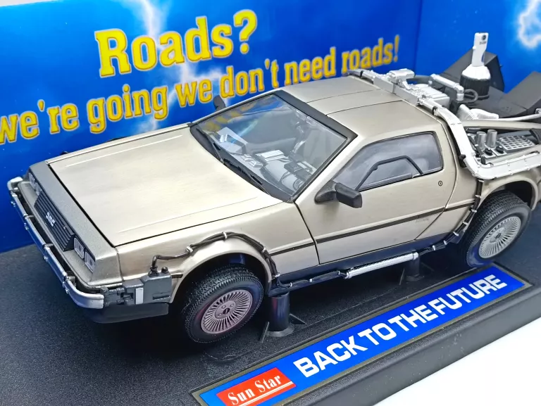 SUN STAR BACK TO THE FUTURE II 1:18 DELOREAN
