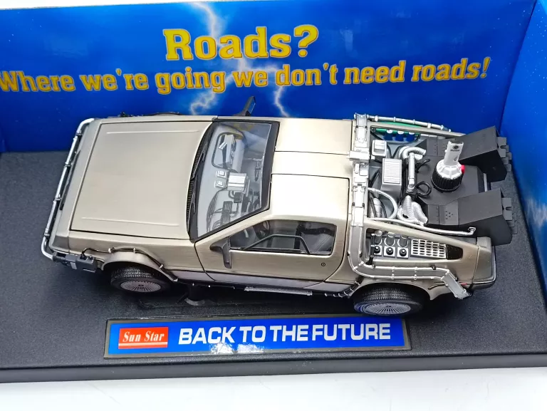SUN STAR BACK TO THE FUTURE II 1:18 DELOREAN