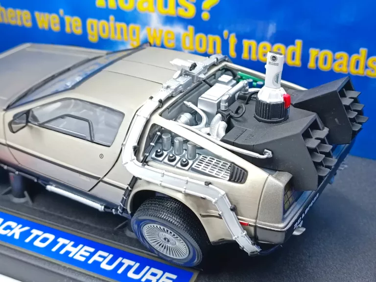 SUN STAR BACK TO THE FUTURE II 1:18 DELOREAN