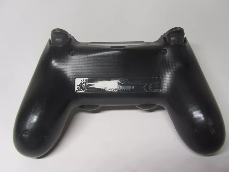 KONSOLA PS4 1TB PAD