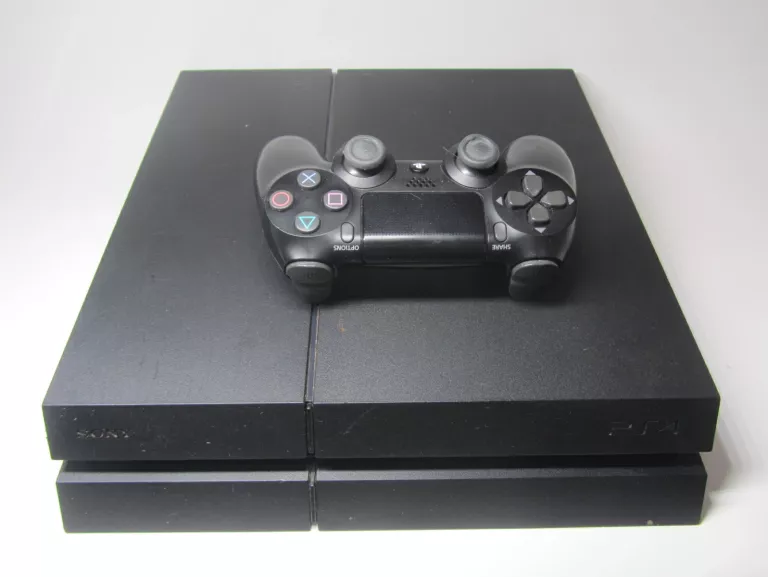 KONSOLA PS4 1TB PAD